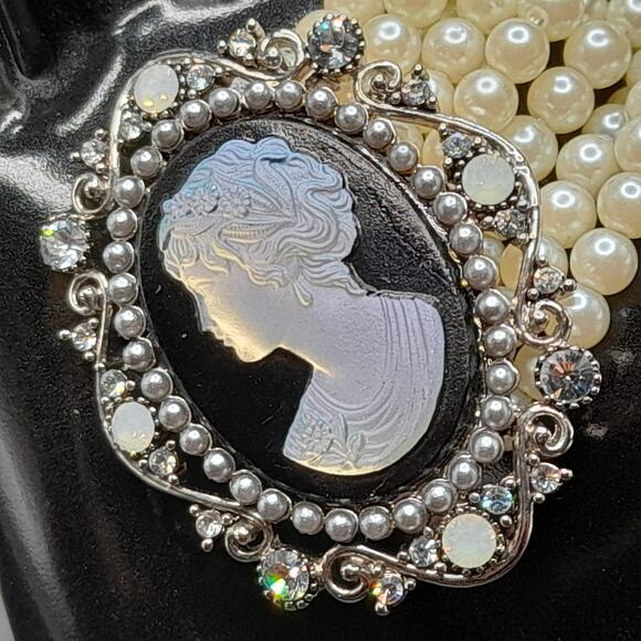 Carolee Cameo Faux Pearl Bracelet, Magnetic Clasp, Glass Cameo Rhinestones - Picture 6 of 11